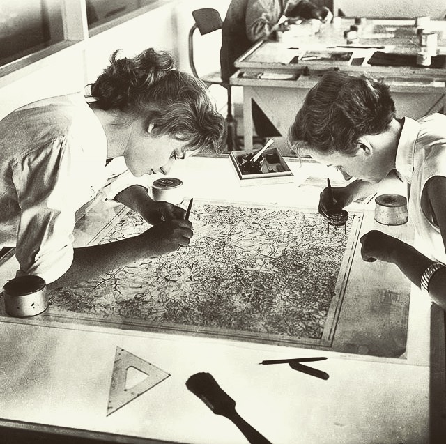 Les petites mains des grandes cartes